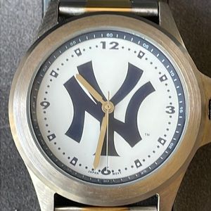 LogoArt NY Yankees sport watch battery silver and gold water resistant